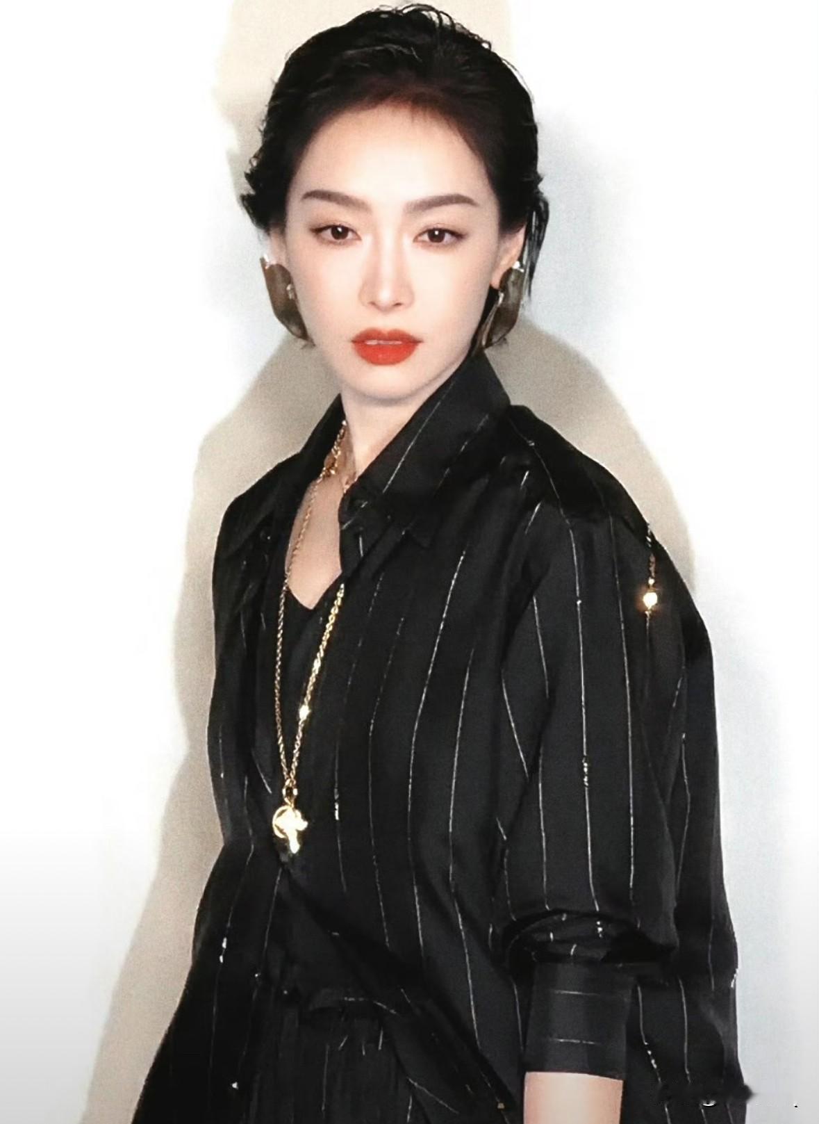 宋茜梳大背头亮相LV活动现场，仰头一笑一刹那还以为是倪妮呢～