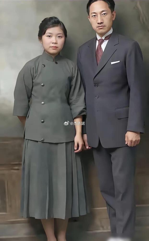徐志摩与前妻张幼仪年轻时为数不多的合照，徐志摩看着一脸不高兴的样子。

老照片最