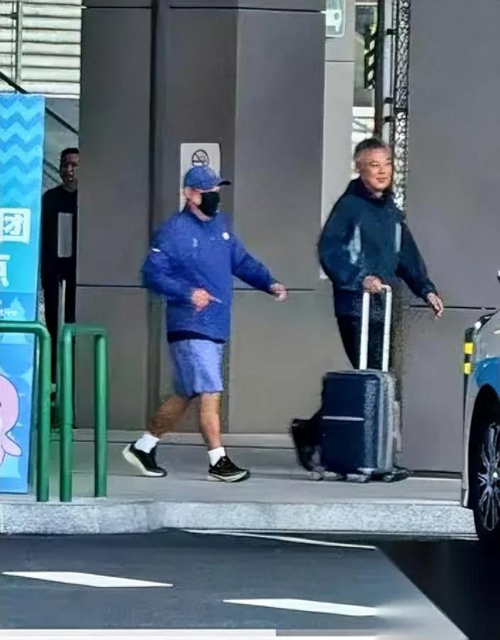 刘国梁又去澳门了！

这次不是为乒乓球——

是陪女儿打高尔夫？还是放不下国乒？