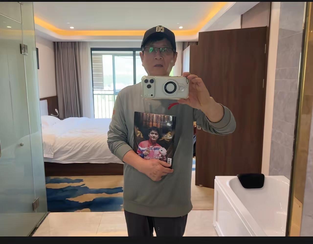 樊振东的恩师吴敬平老爷子，真是“爱屋及乌”啊！

最近有小胖的粉丝送给他带有徒弟