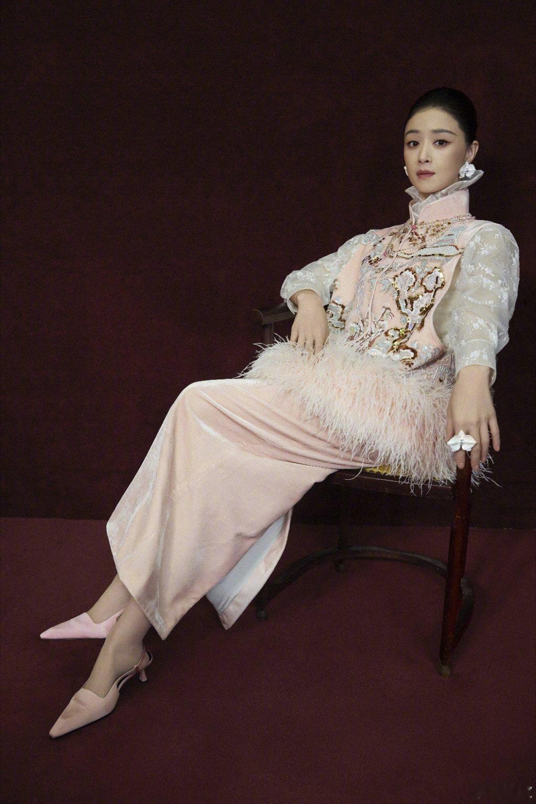 蒋欣哭了蒋欣微醺后哭着诉说自己减肥有多辛苦，明明没吃饱假装自己吃饱了，易胖体质看