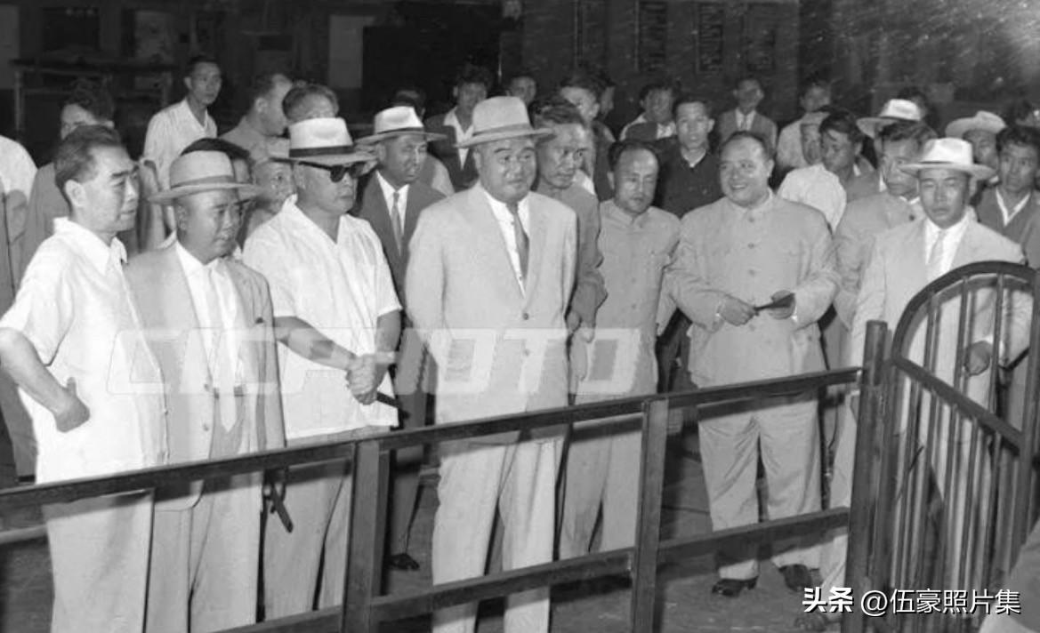 1963年6月18日，​上午，​周恩来总理、陈毅副总理陪同崔庸健委员长参观哈尔滨
