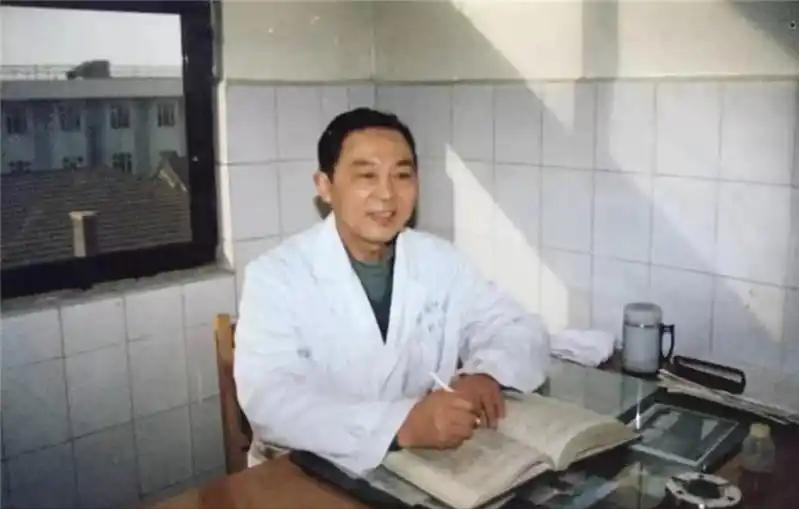 1970年，徐州一主任医生趁妻子不在，偷偷服用了4克毒性极强的曼陀罗花，所有人都