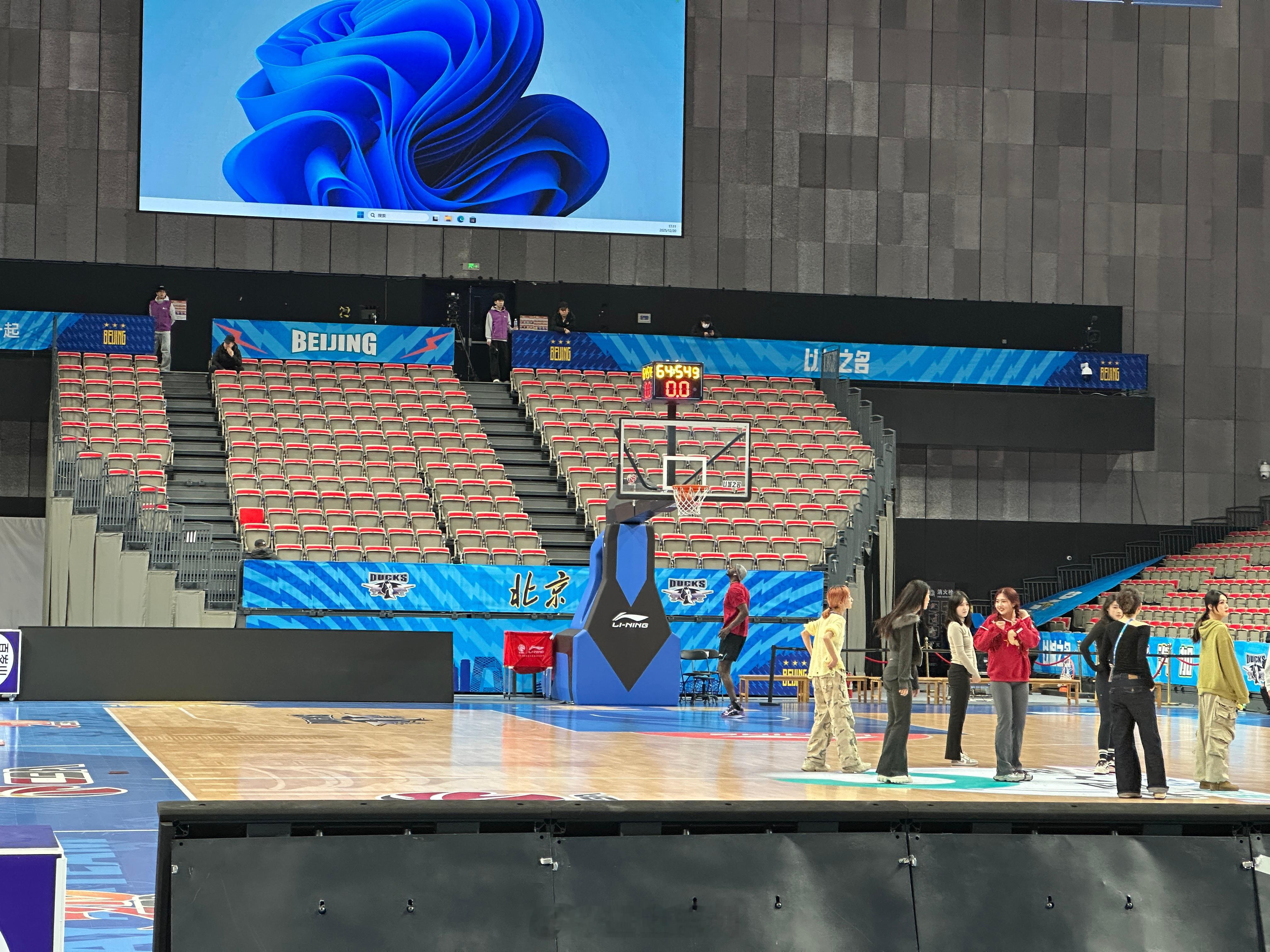 北京男篮vs深圳男篮 哈哈，每场一看，大芒果果然在，你上场能不能硬一点？ 北京·