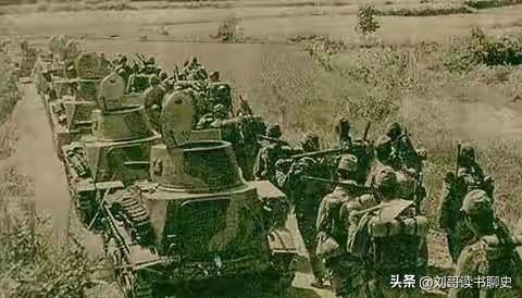1938年10月，江西万家岭上空突然飘下200朵伞花。

中国士兵抬头一看：鬼子