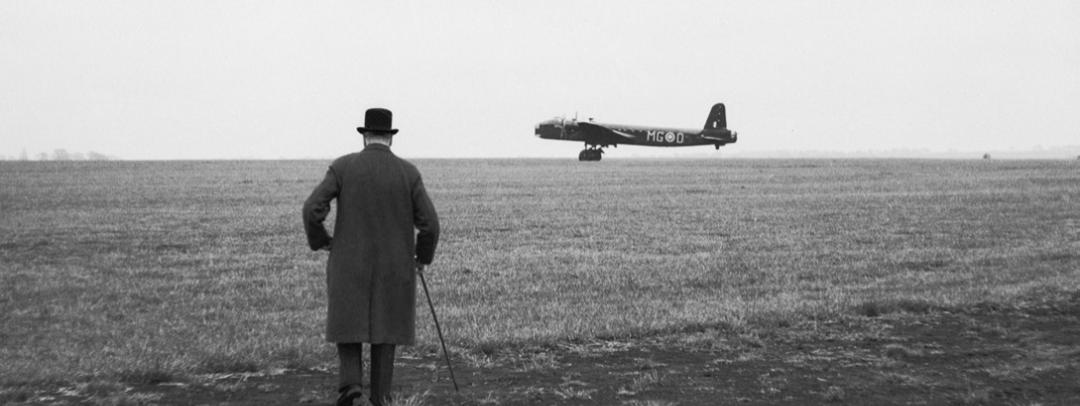 1941年6月7日，温斯顿·丘吉尔正在目送英国皇家空军第7中队“斯特林”轰炸机出