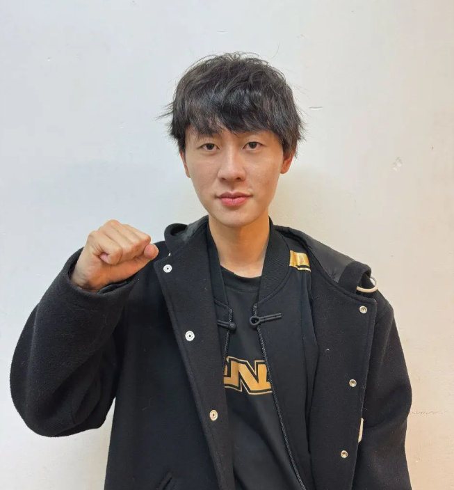 只有我一个人觉得小明的面相完全变了？休息后重回RNG，不知道变老了还是咋回事，直