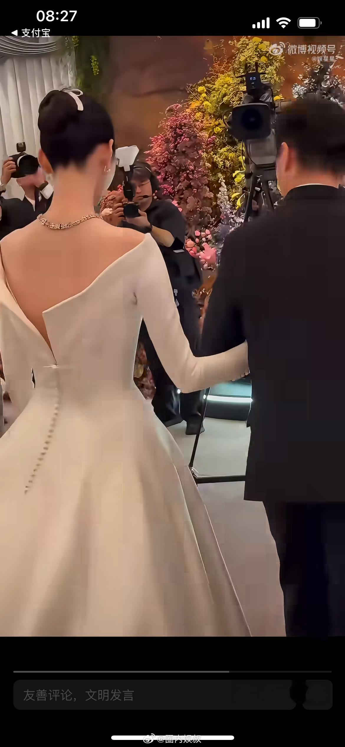 奚梦瑶答谢宴珠宝搭配，澳门答谢宴上，奚梦瑶延续了婚礼简约端庄的整体造型，身穿无袖