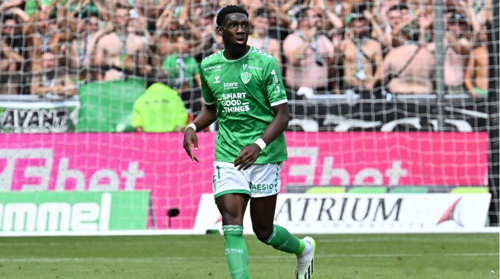 此前与深圳新鹏城传过转会绯闻的球员Batubinsika，未能通过体检，最终无缘