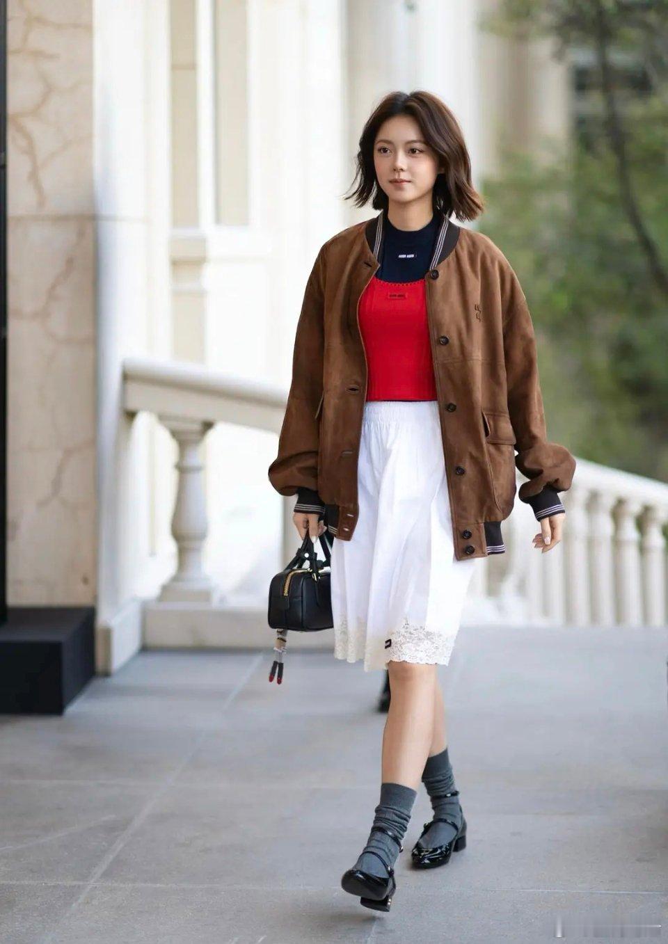 赵今麦这两套miumiu不是挺好看的吗 