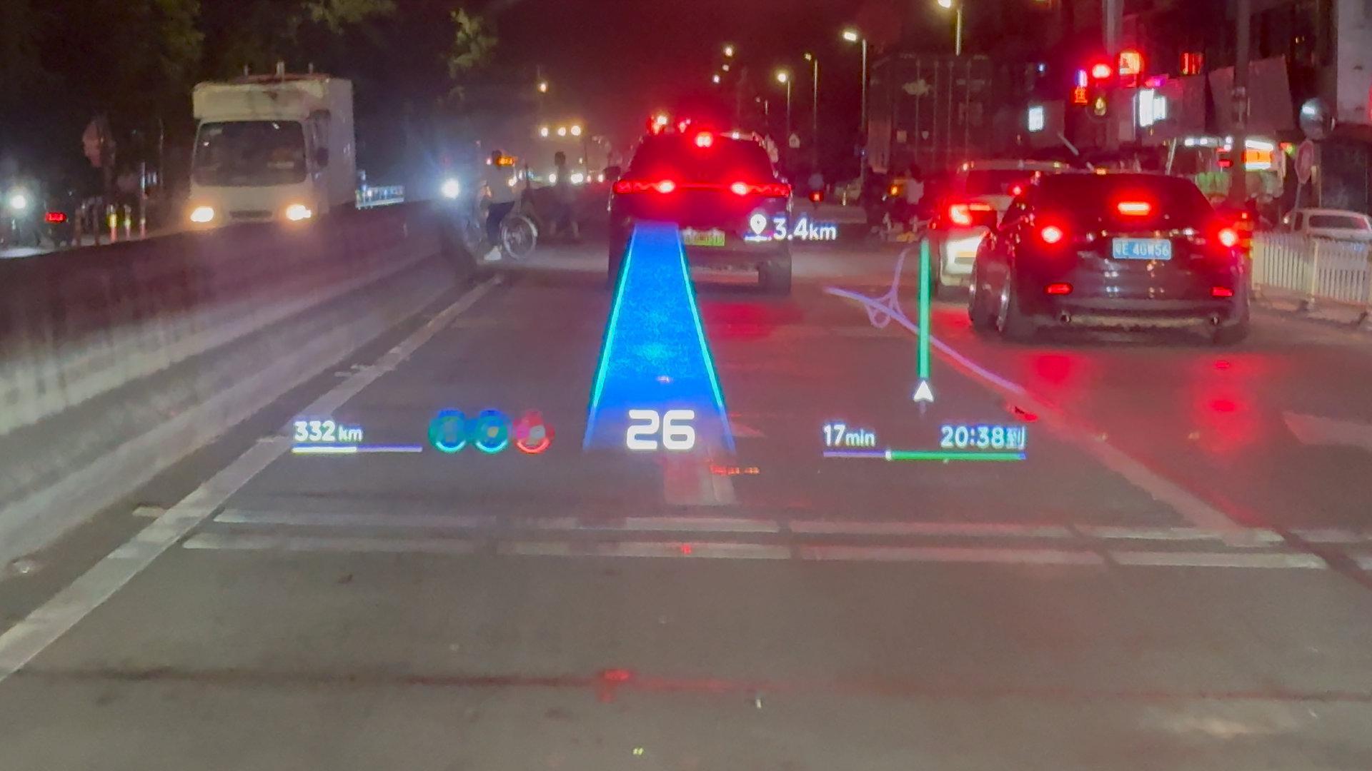 今晚实测 G7 的 AR HUD，用手机怼脸拍 —— 导航箭头直接 “钉” 在路