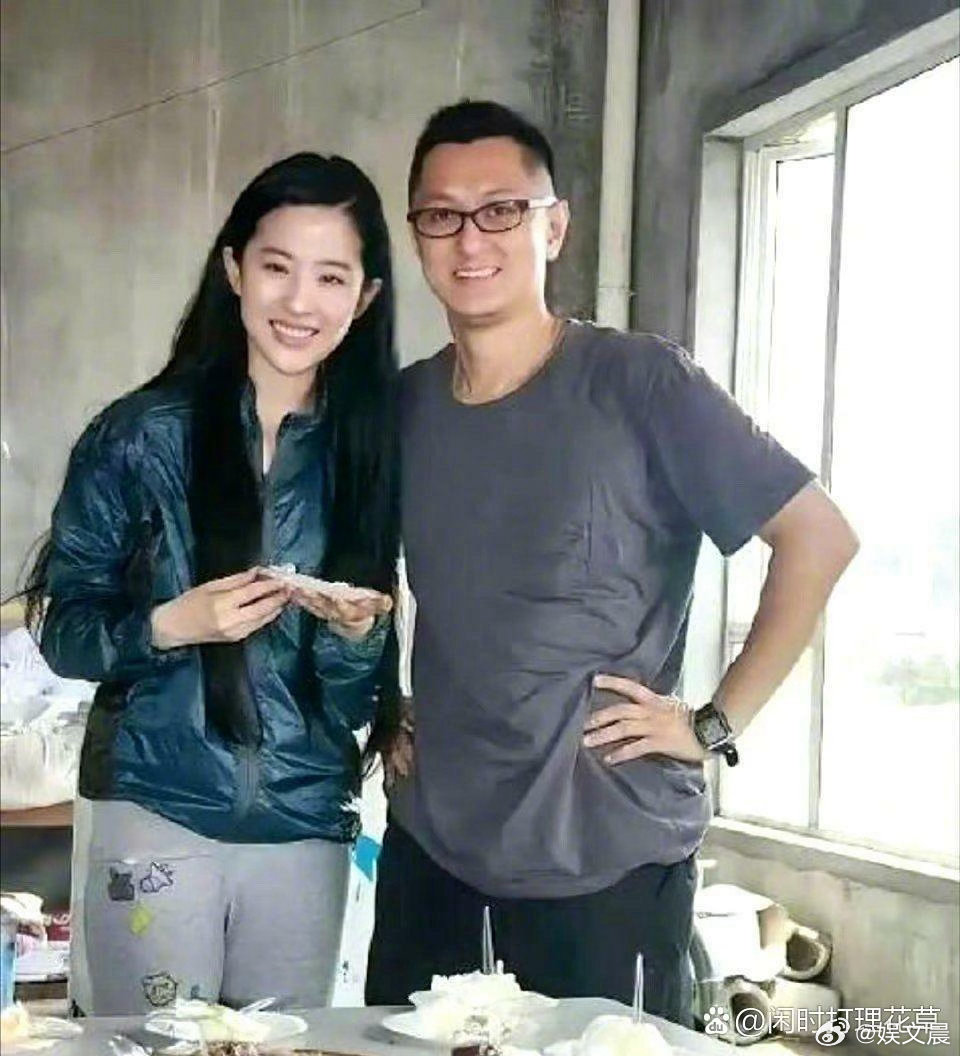 24岁的刘亦菲颜值正值巅峰，旁边男士是谁？ 