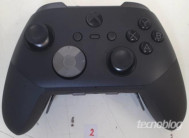Xbox精英手柄3代曝光照片，感觉如何：底部新增两个滚轮；新增配对键，可以在本地