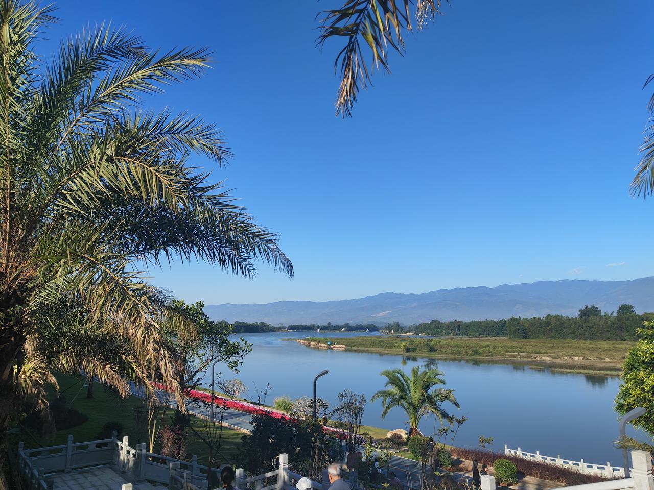 随手拍一张美丽的天空照蓝天碧水