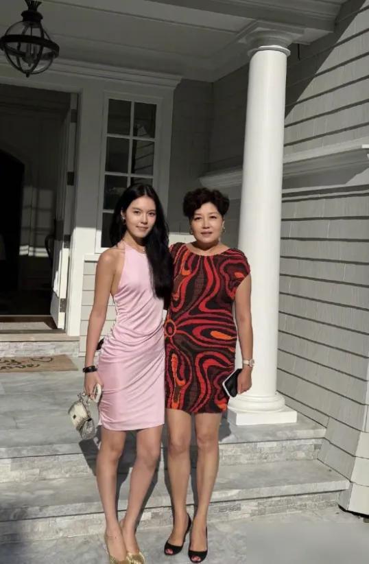 李咏走了8年，女儿法图麦的选择，真的让我看呆了她妈哈文辞掉央视导演，陪她去美国，