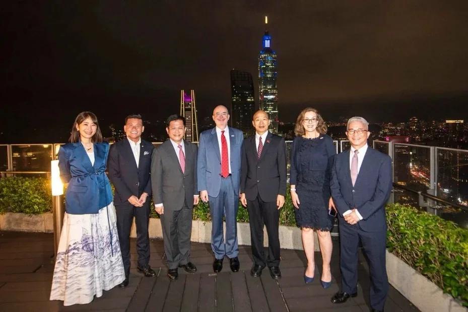 台北101为美国国庆点灯，韩国瑜与谷立言、林佳龙同框
台北101大楼昨晚为美国国