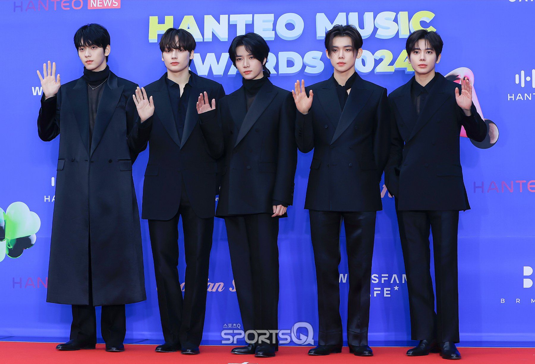 TXT｜Hanteo Music Awards 2024全员分别穿着黑色西装套装