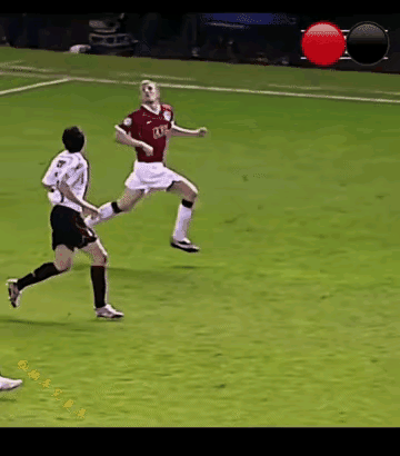 比他踢球牛逼的有很多个，比他帅又能踢球的没几个 