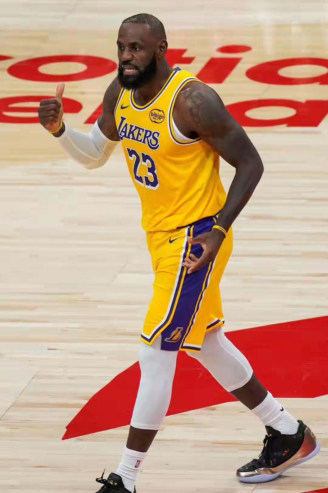 洛杉矶湖人詹姆斯连续得分上双纪录终结今日，湖人123-120客场险胜猛龙。本场比