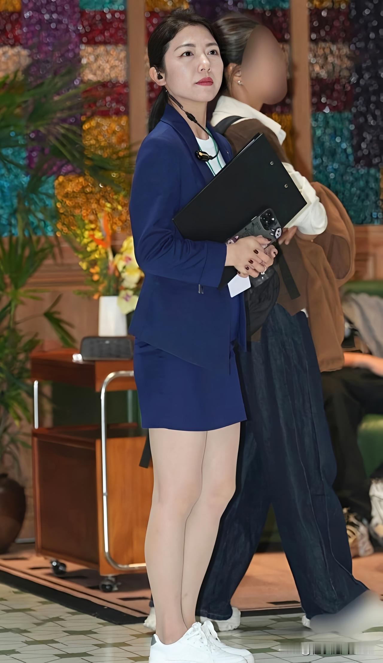 西装裙配马尾，简约通勤风！