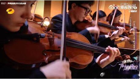 唢呐+民族元素=华晨宇的心头好！生特吾姬的演唱一开口，花花就忍不住笑了，全程笑意