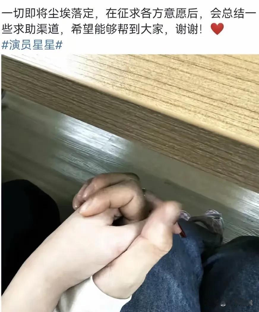 王星抵达上海，女友挽着他的胳膊，小两口很甜蜜，他们一起回家王星女友高情商 网友故