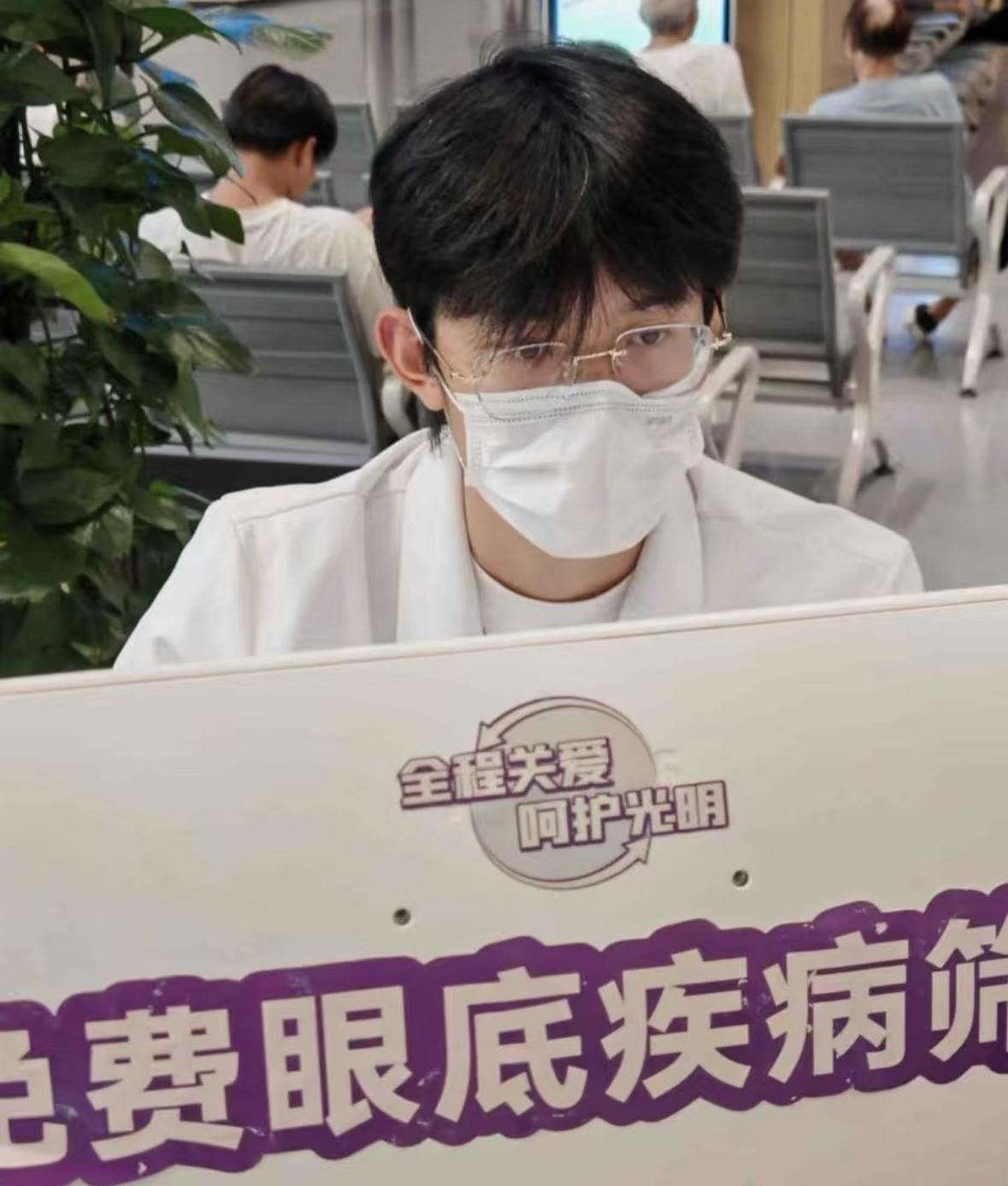 方医生好浓的社畜味，下了《心动的信号》，回单位低低调调、勤勤恳恳的当医生了。
网