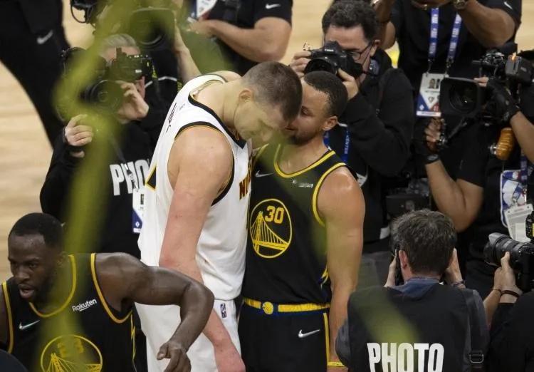 勇士大比分4-1淘汰掘金，顺利挺进西部半决赛。经过5场的角逐，勇士今天在主场拿下