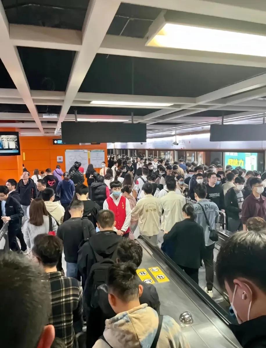 广东人今天的体面，是被降温按在地上摩擦的，昨天还穿短袖晃悠，今早一睁眼，连衣柜里
