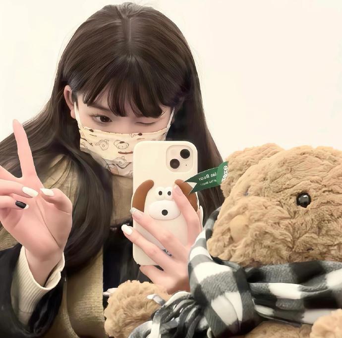一个女生长相年轻单纯 每天开开心心 干净纯粹的像个孩子 就是这样的女生 才是真正