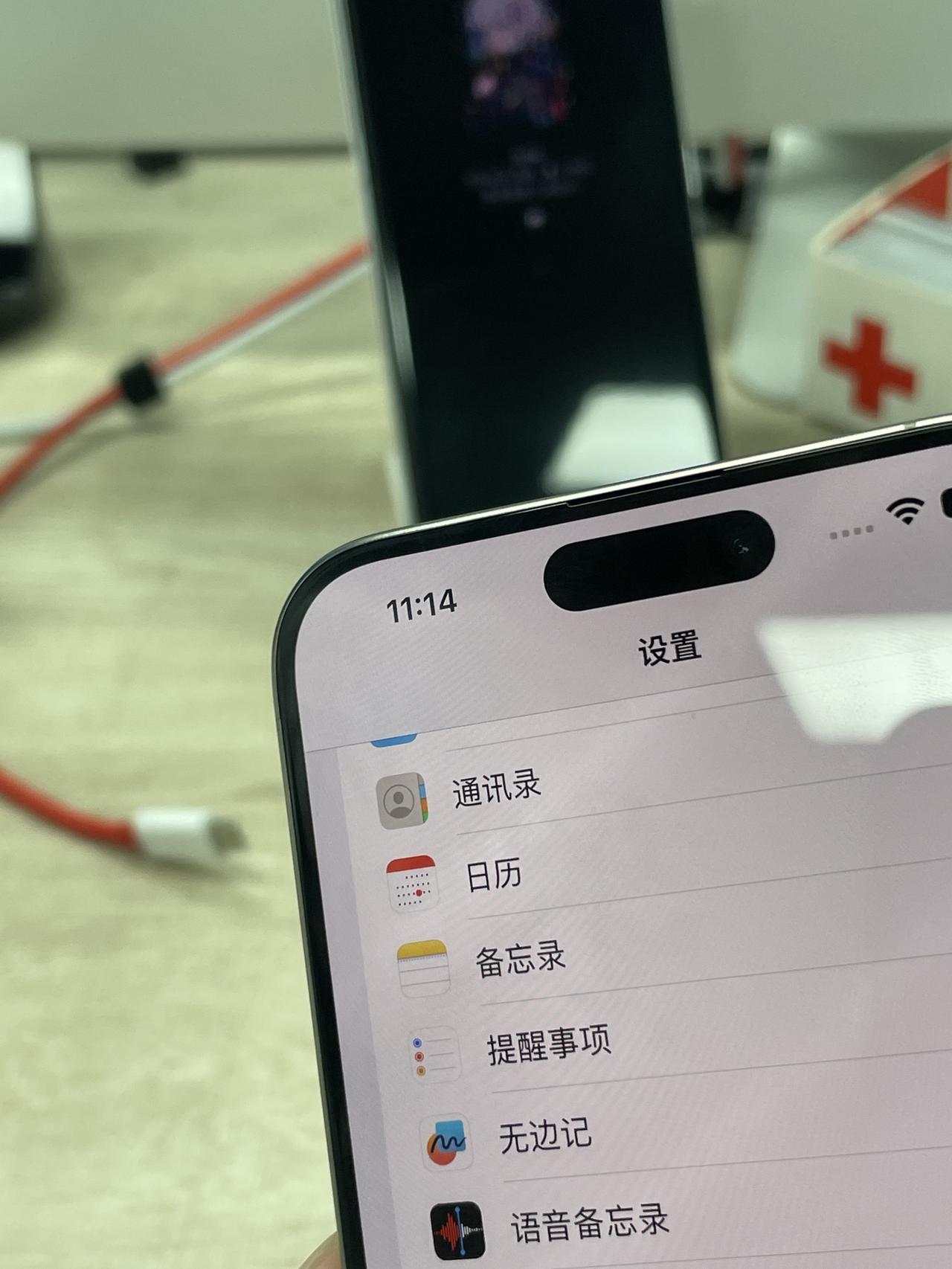 iPhone15 Pro Max的边框来说的确比前代窄了一些，不过这个五倍潜望式