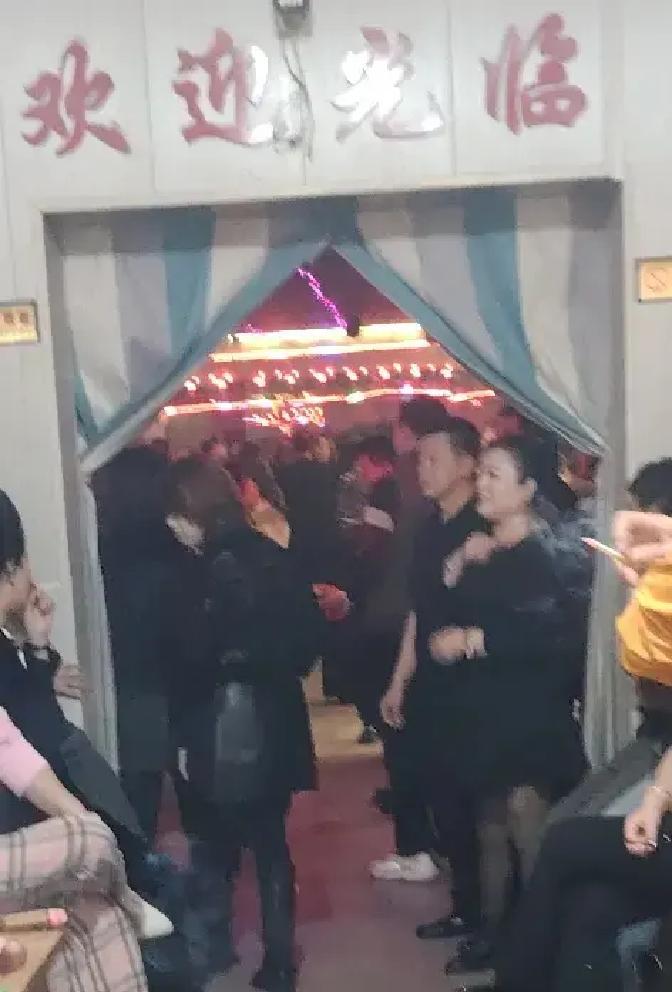 刷到一条“大年初八俩老头舞厅干架”的短视频，配文说监控拍下全过程。

我来回看了