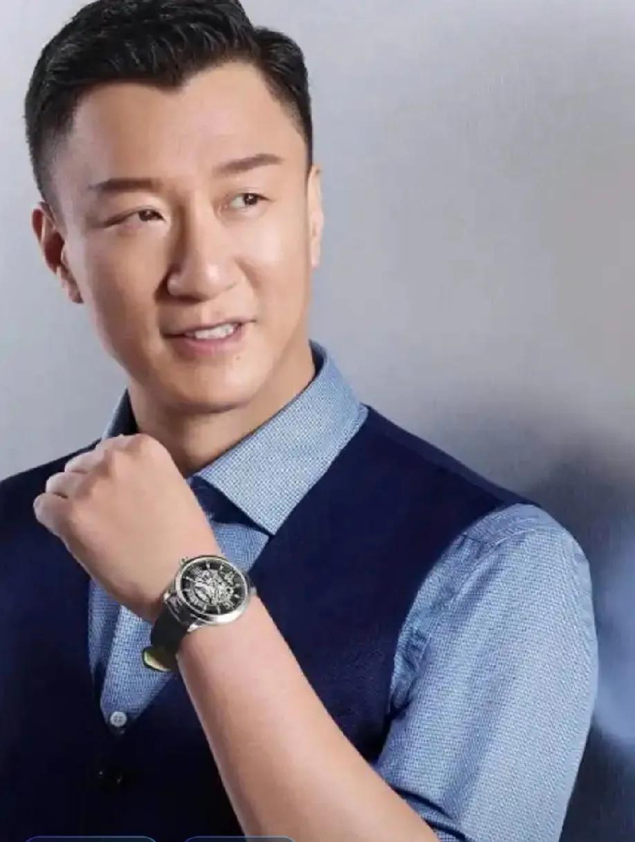 孙红雷，硬汉形象深入人心，演技精湛，每一次出场都让人眼前一亮；靳东，温文尔雅，无