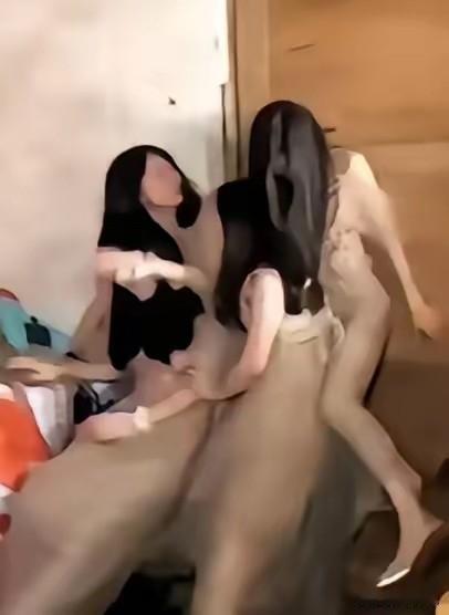 堪称自作自受！网传一场接亲现场，5 名伴娘堵门索要红包，每人 999 元。新郎认