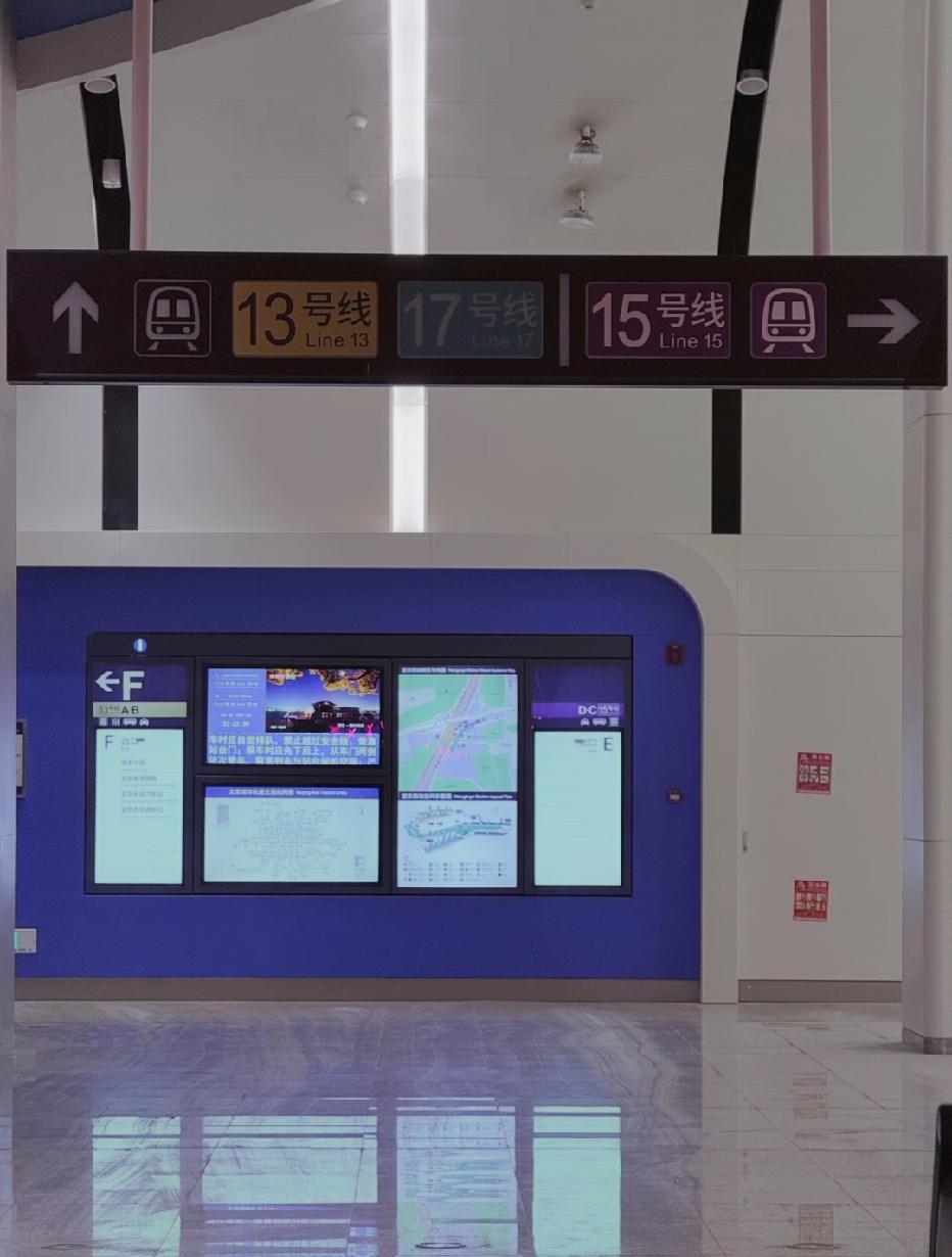 好消息，北京望京西交通枢纽地下的换乘通道，从挡板的缝隙里都可以看到15号线的站厅