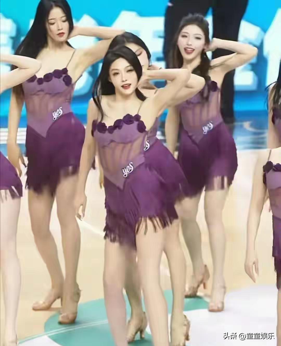 CBA悄悄撕掉了啦啦队最后的“渔网袜”。
但你可能没看懂这步棋。
他们不是要删掉