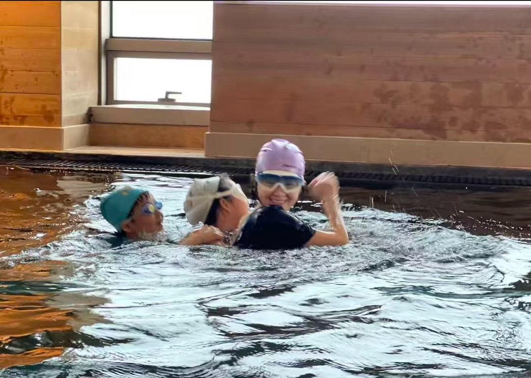 偶遇章子怡带娃游泳🏊‍♀️好温馨的画面！看得出来玩的很开心了🥳真不错[惊喜]