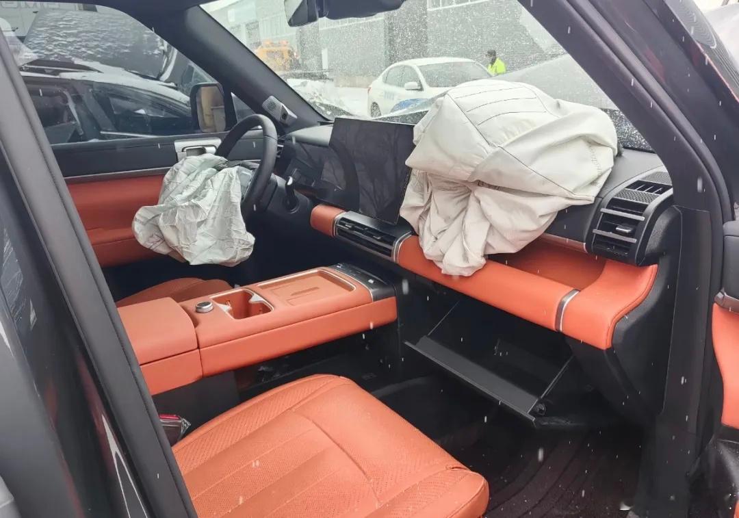 钛7硬扛两辆大货车的事都知道了吧，气囊全弹、A柱无弯折、车窗降半、电池无冒烟无起