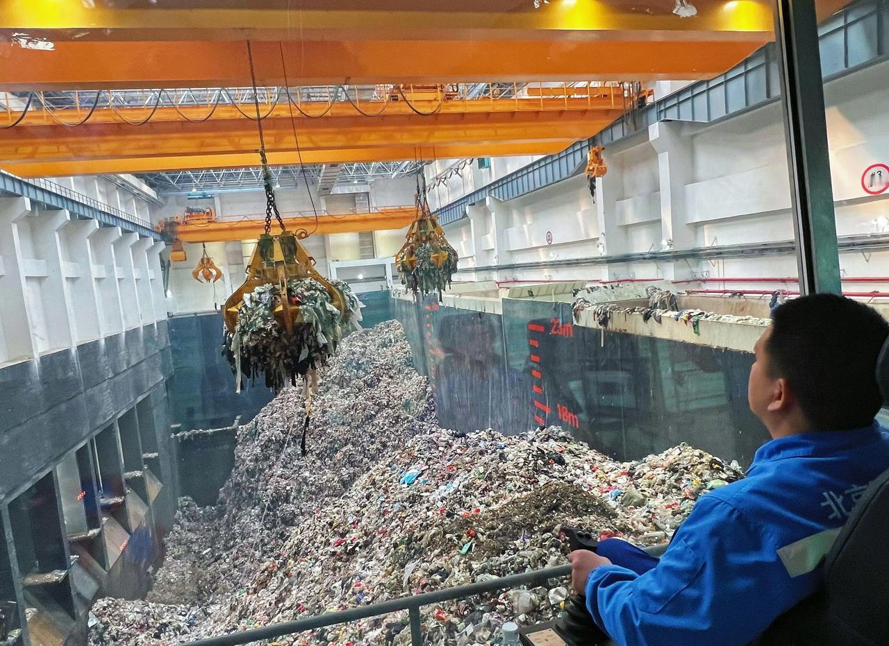 中国的垃圾，看来真的不够烧了。  
 
在深圳玉龙填埋场的筛分车间，运送来的陈年