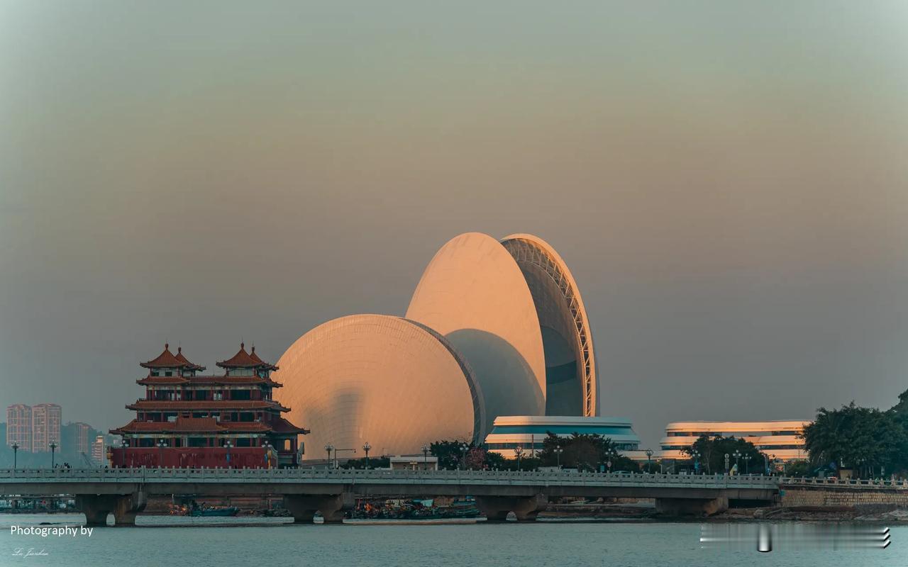 邂逅一场海上的浪漫时刻，地标建筑映衬着余晖的美丽。 珠海日月贝，是珠海地标性建筑