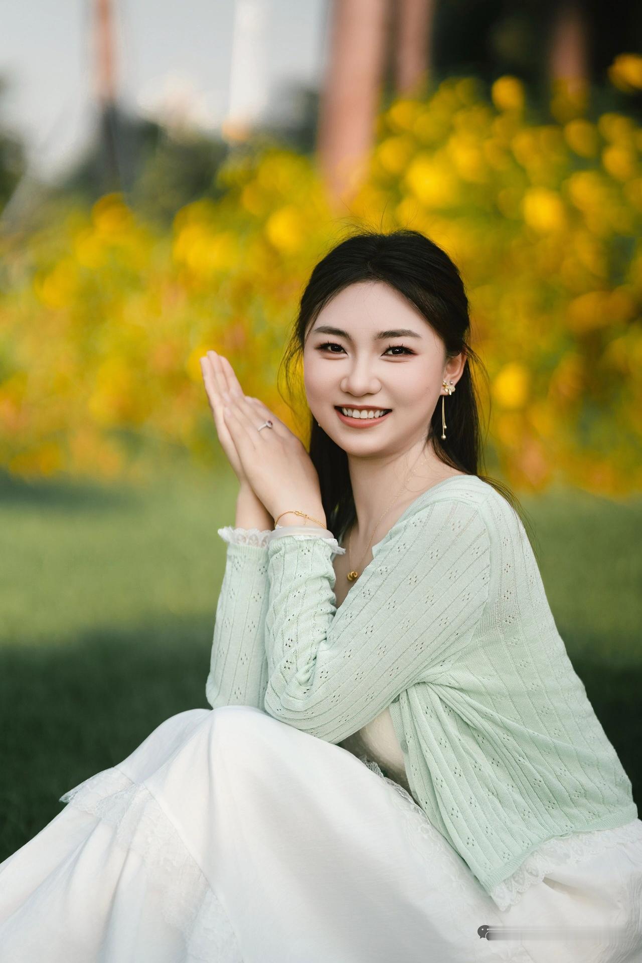 这位小姐姐在公园里笑得好开心！
