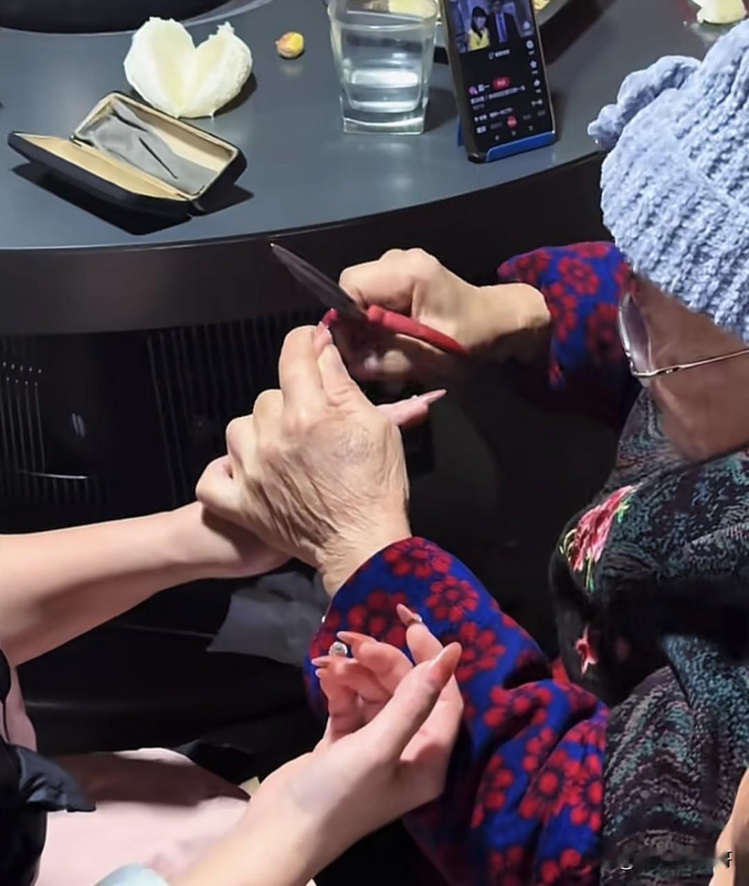 过年来自奶奶的关怀，指甲长了不卫生[捂脸]