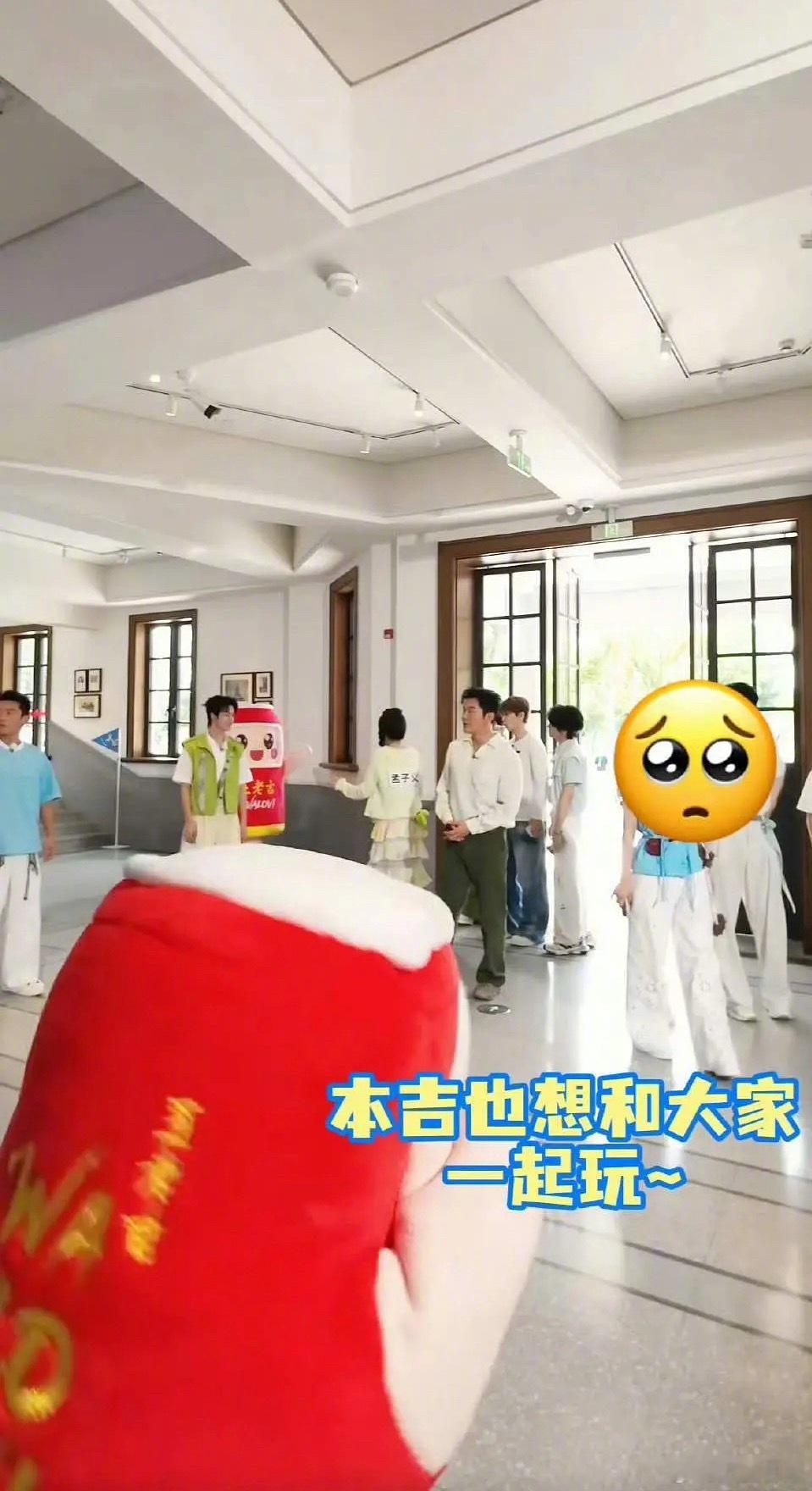 因为王老吉发的跑男视频里给陈丽君打码，陈丽君粉丝要求品牌方给出合理解释并道歉 