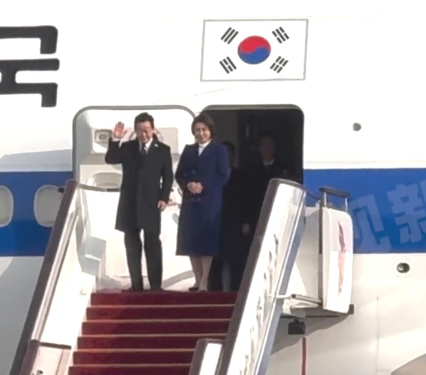 李在明这次访华。
会是下一个马克龙吗？

这次带的阵容不一般
下午刚落地北京。