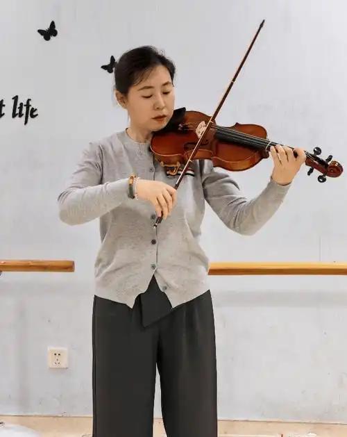小提琴与《梁祝》
       用小提琴演奏《梁祝》妙极了！小提琴音色柔美细腻，