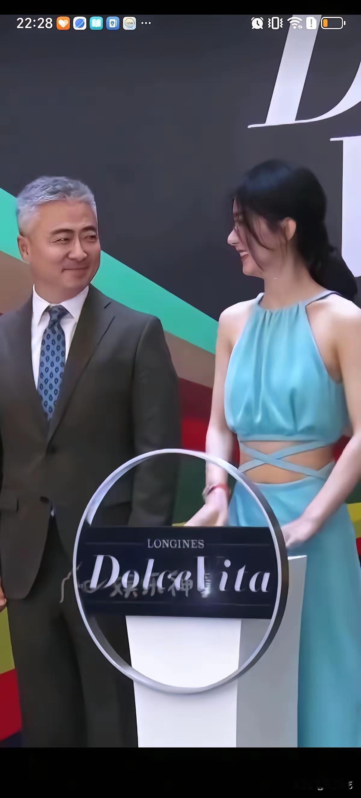 赵丽颖的身材真是女人的天花板，旁边这个陌生的男人，都忍不住上下齐打量，看的都快入
