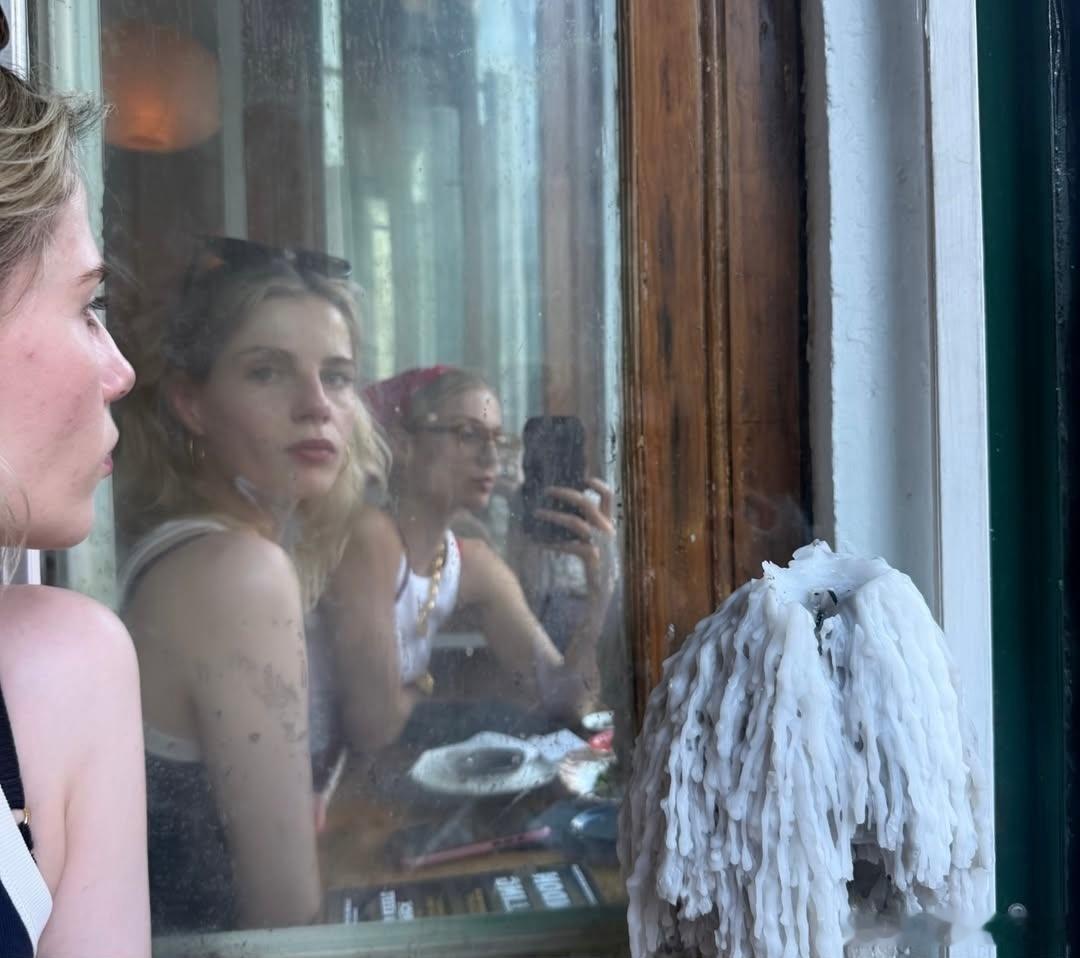 Lucy Boynton露西宝通的姐姐Emma晒两人的素颜合照，两姐妹的👄完全