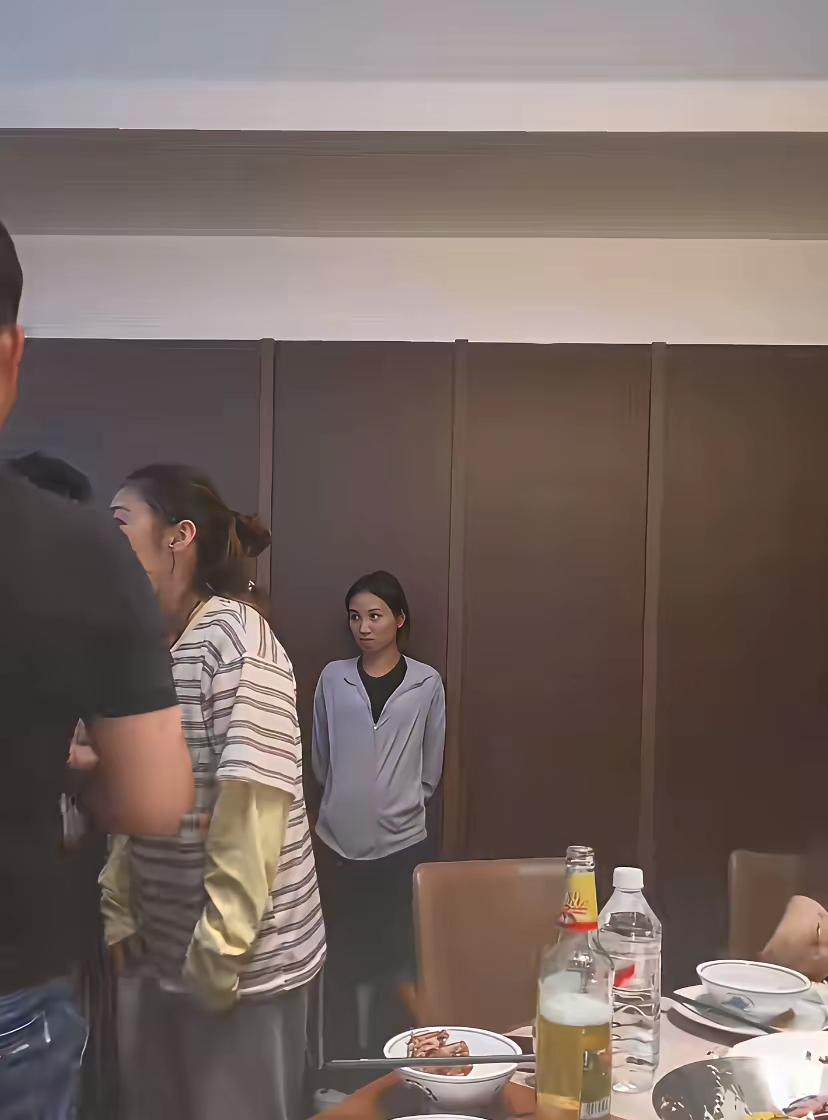 那年十八 母校舞会 站着如喽啰
那时候我含泪发誓各位 必须看到我