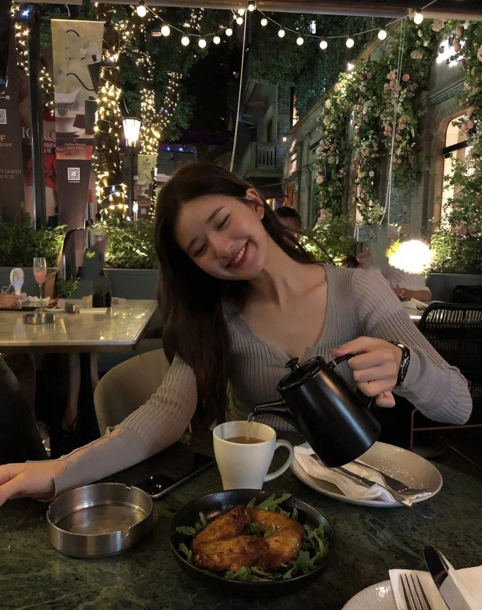 夜色下的惬意食光赵露思