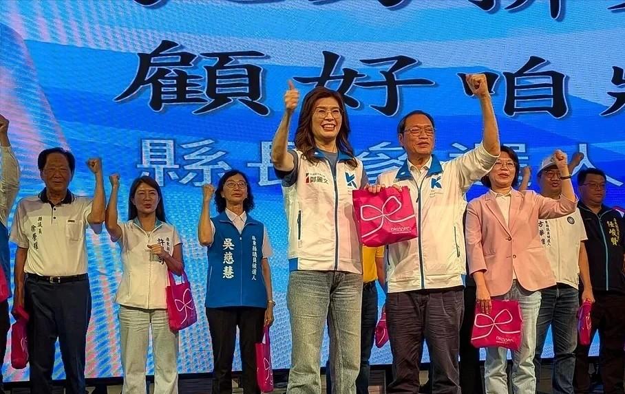 8月12日国民党于屏东举办“行动中常会”，深耕南部基层选情。
媒体现场追问郑丽文